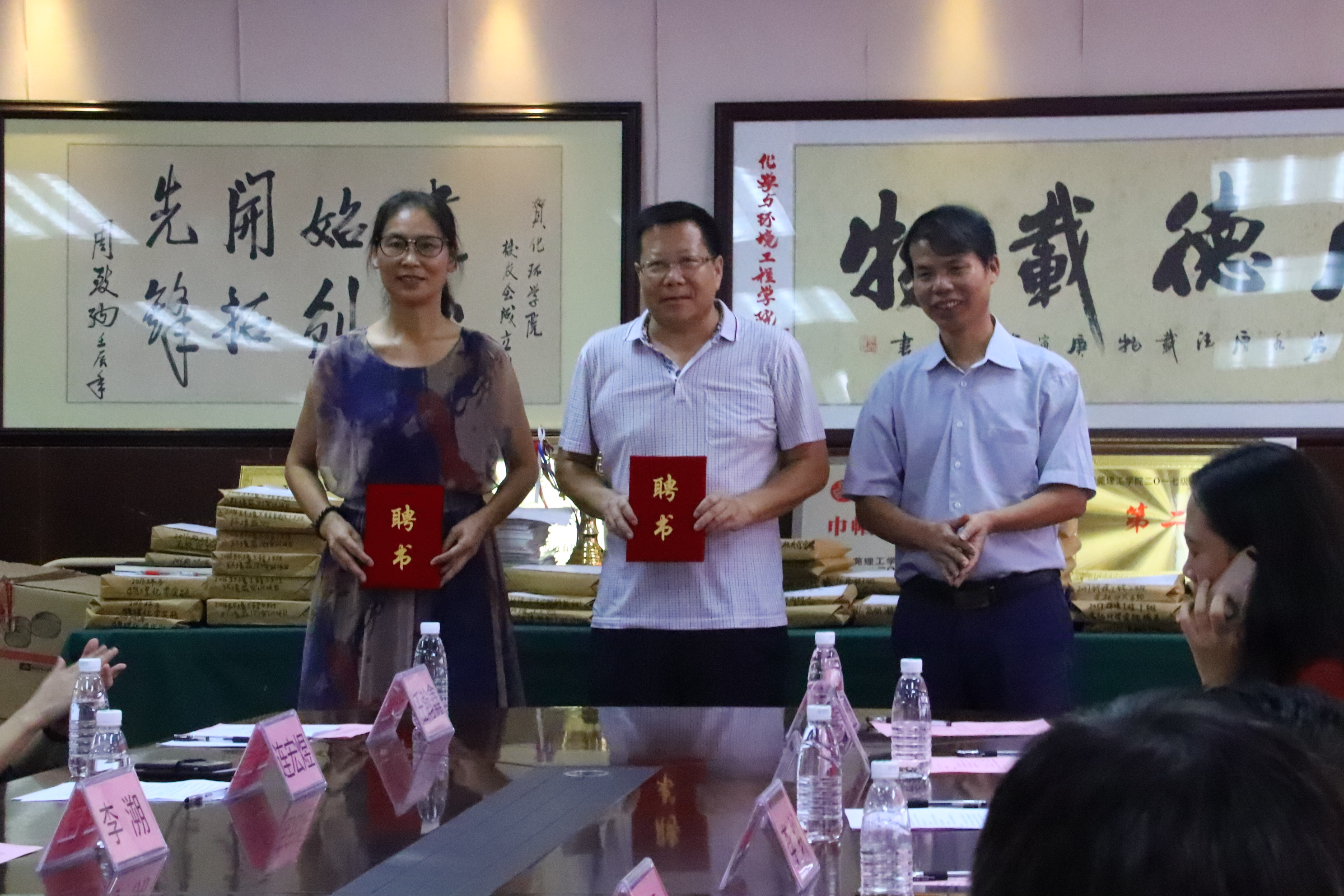 D:\环建学工2019.6\【宣传工作】\【新闻稿】\1 公司动态\​bevictor伟德官网与鹏万里—研途考研东莞分校签署战略合作协议并举行考研导师聘任仪式\4 导师聘任.jpg